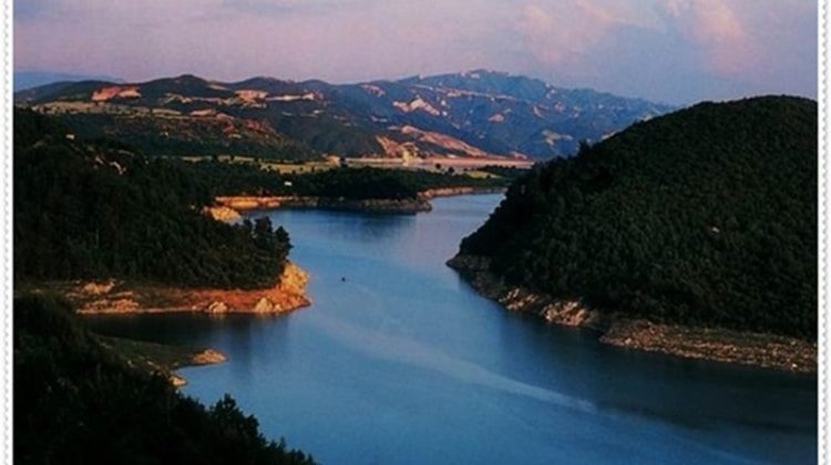 2.	 Karatepe – Aslantaş Milli Parkı (Osmaniye)  Akdeniz Bölgesi’nde, Osmaniye İlinin Kadirli İlçesine 22 km uzaklıkta ve Ceyhan Irmağının kenarında yer alan Milli Parka Adana- Kadirli ve Adana-Osmaniye karayolu ile ulaşılmaktadır. Roma ve Bizans döneminde de yerleşim gören alanda özellikle Pınarözü köyü yakınlarında bazilika tipinde bir tapınağın tabanında görülen çok renkli mozaikler üstün sanat değeri ve kültürel peyzaj özelliği taşımaktadır. Nisan ve Kasım ayları arasında parkın arkeolojik ve tabii değerleri ile açık hava müzesi görülebilir. Milli parkta; kızılçam, meşe türleri ve maki florasının meydana getirdiği bitki örtüsü, karaca, tavşan, tilki, turaç, keklik gibi yaban hayvanları toplulukları ile Ceyhan nehrinde yayın ve sazan balıkları bulunmaktadır. Çadır ile konaklama yapılabilir.